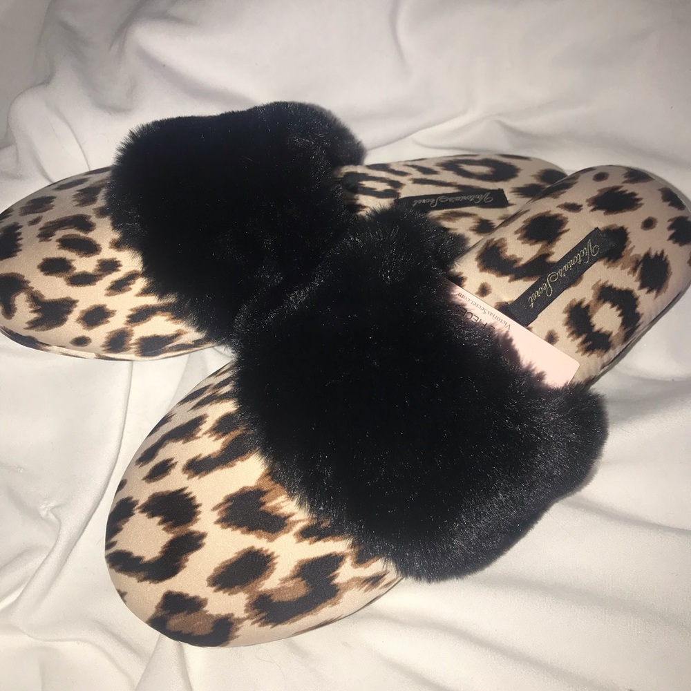 Size S Victoria Secret Slippers w/ tag